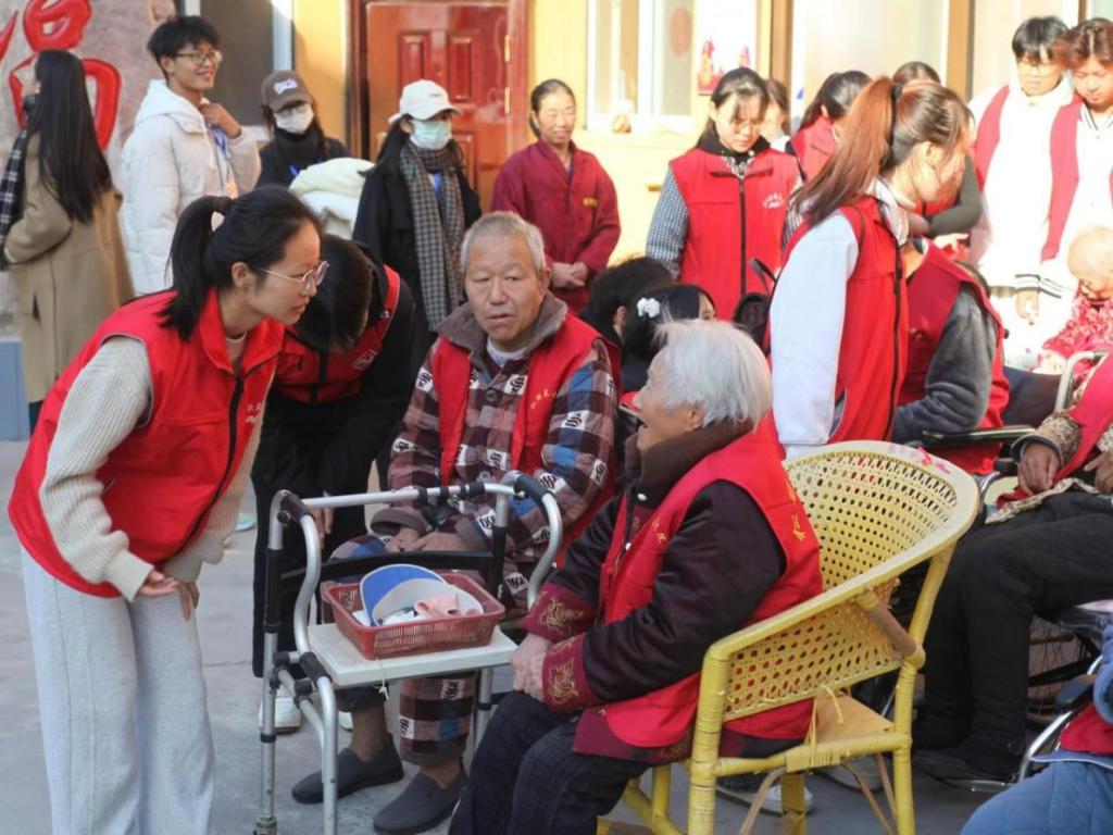 学生养老院服务照片图片